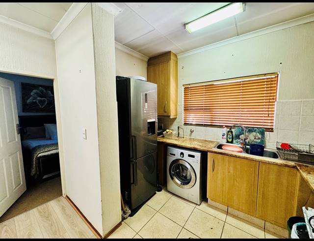 2 BEDROOM FLAT FOR SALE IN MAROELADAL